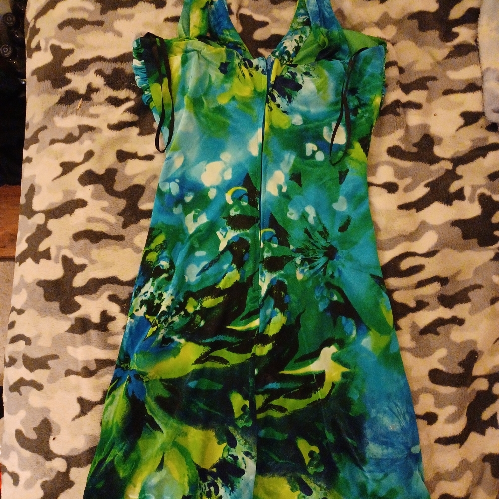 Formal Dress - Picture 2 of 4